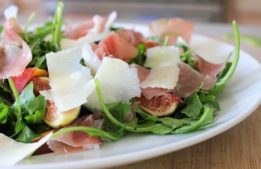 Sałatka z sera i prosciutto